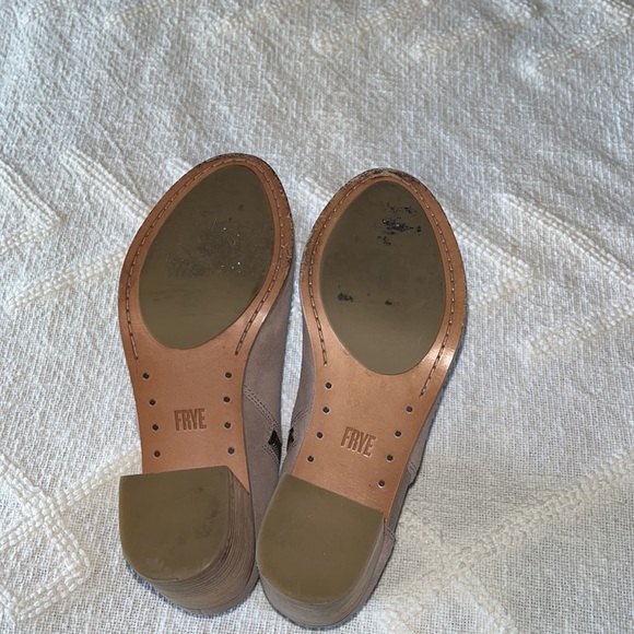 FRYE Danica Chelsea Peep Toe Heeled Suede Booties Size 6 - Picture 10 of 16